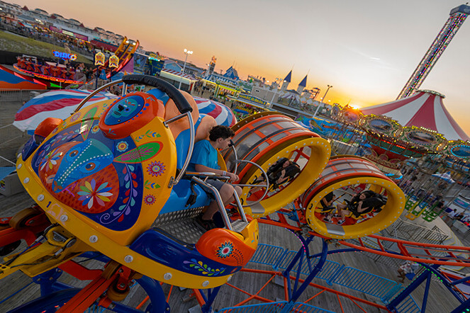 Xolo Loca spinning ride at sunset